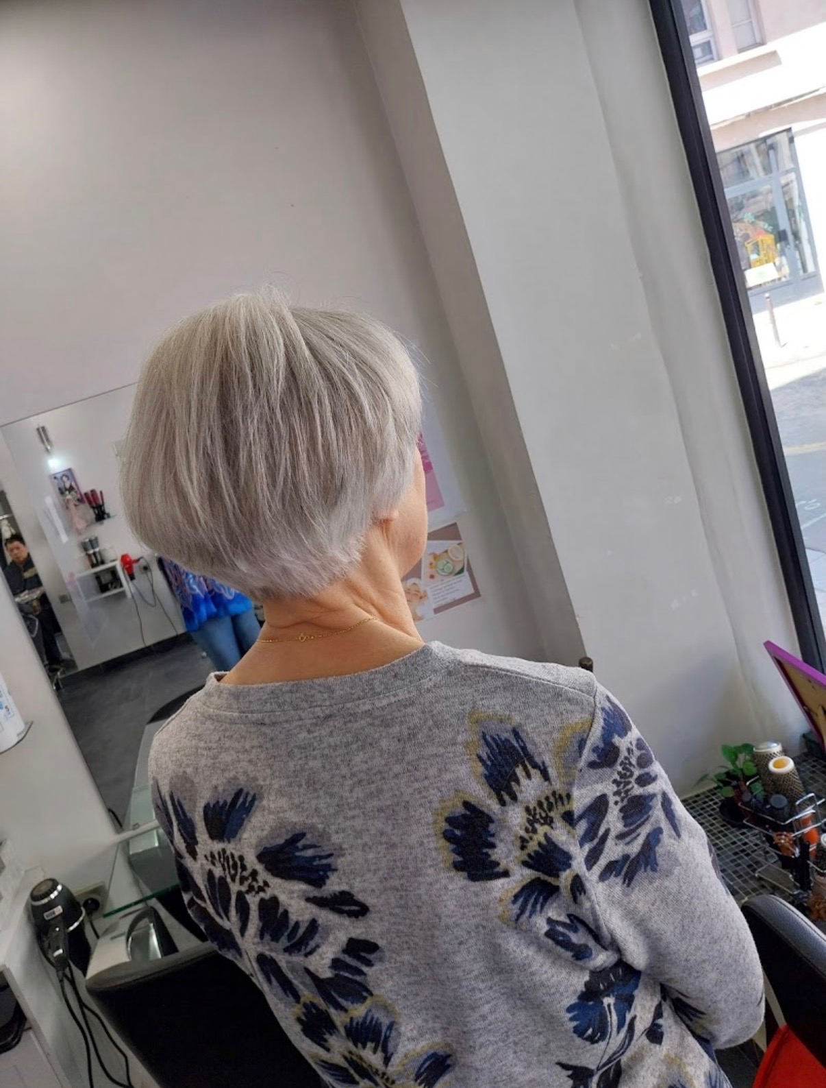 Coupe réalisée au salon